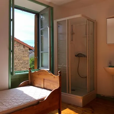 Large 100 Year Old House In Lovely Walking Area *