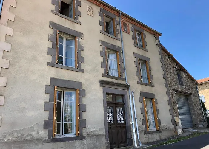 Large 100 Year Old House In Lovely Walking Area