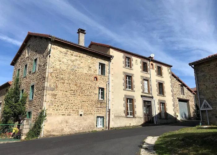 Large 100 Year Old House In Lovely Walking Area