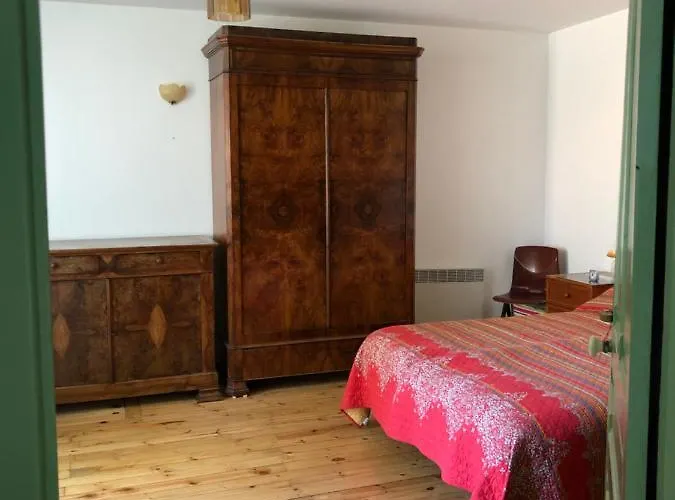 Large 100 Year Old House In Lovely Walking Area *