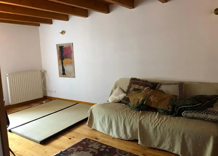 Large 100 Year Old House In Lovely Walking Area