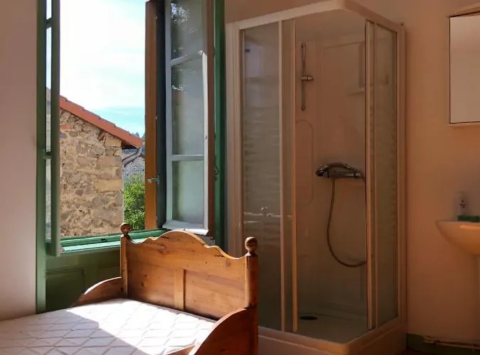 Large 100 Year Old House In Lovely Walking Area *